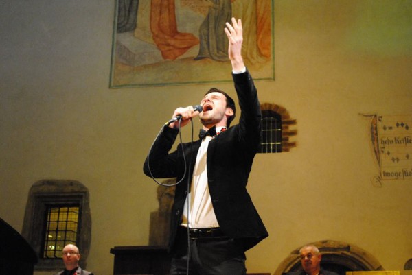 Alexandr Elovskikh - zpívá finál. píseň v kapli