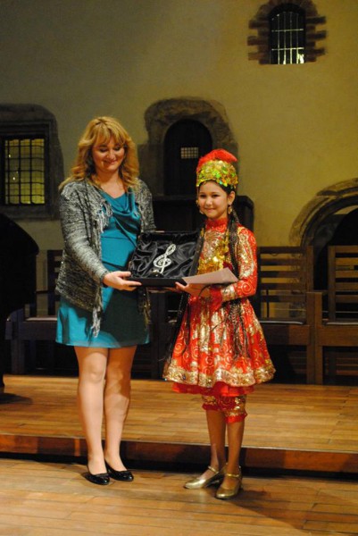 Olha Kopalová předává první cenu