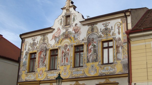 malovaná římsa domu